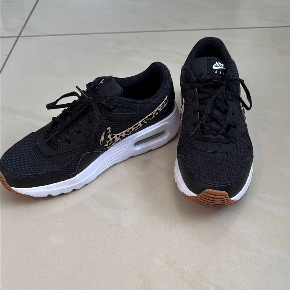 Nike Women's Black and White Sneakers